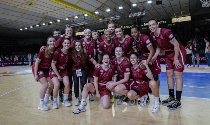 Las jugadoras del Lointek Gernika celebran una victoria