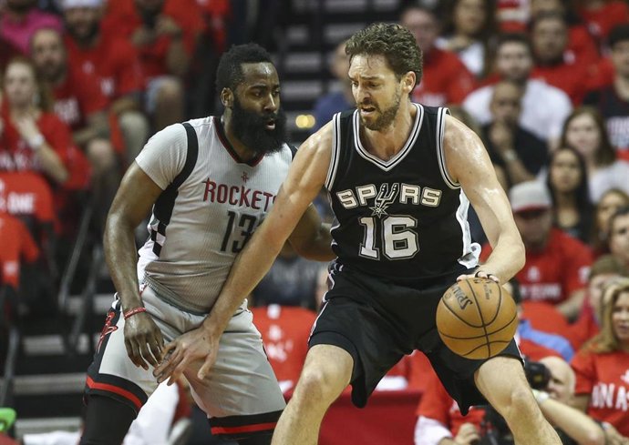 Pau Gasol (Spurs) y James Harden (Rockets)