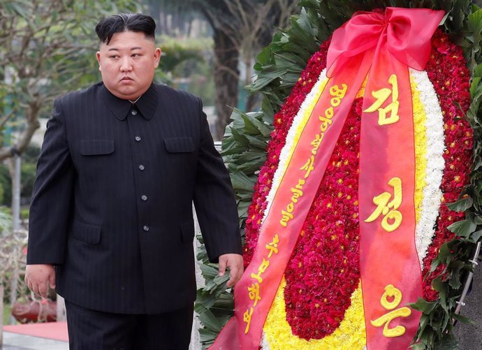 Kim Jong Un deposita una corona de flores en Hanói