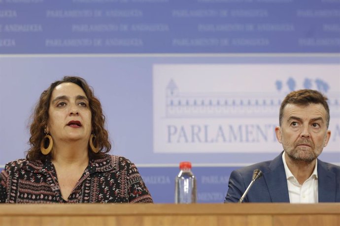 Ángela Aguilera y Antonio Maíllo, de Adelante Andalucía, en rueda de prensa hace