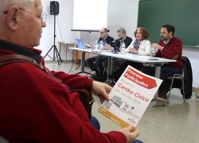 Sevilla 27 02 2019. La Delegada Del Distrito Adela Castaño, Asiste A La Reunióm 