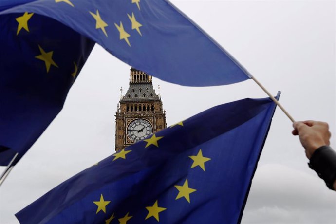 Banderas de la UE ondeando ante el Big Ben