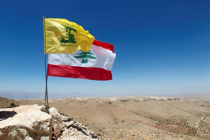 Bandera libanesa y de Hezbolá en Arsal