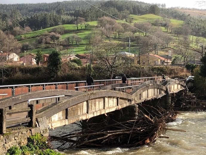 Daños de las inundaciones en un puente en Los Corrales