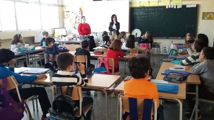 Esther Gutiérrez visita en un centro educativo de Oliva de la Frontera