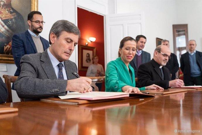 Saura firma el convenio con Ayuntamiento y Obispado