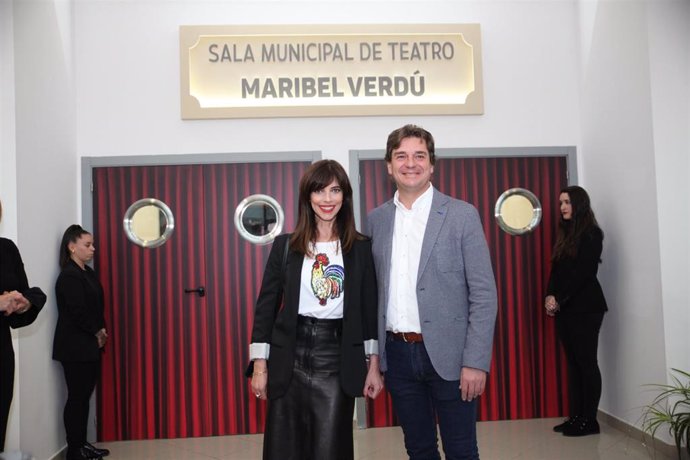 La actriz Maribel Verdú da nombre al teatro del centro cívico de La Serna de Fue