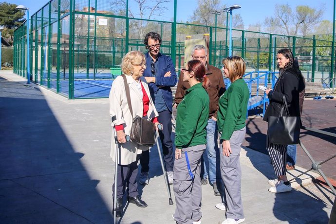 Manuela Carmena visita el barrio de Entrevías (Madrid) para conocer los trabajos