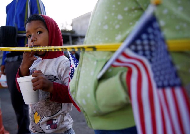 Niño migrante de Honduras en la frontera de México con Estados Unidos