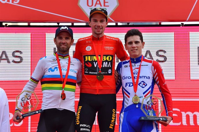 Alejandro Valverde, Primoz Roglic y David Gaudu en el podio del Tour de los Emir
