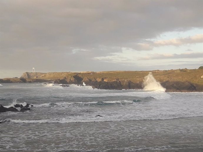 Olas en la playa de Meirás, Valdoviño (A Coruña) temporal, oleaje - ARCHIVO