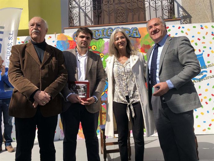 La consejera de Cultura y Patrimonio Histórico recibe la Ortiga de Oro en el Car