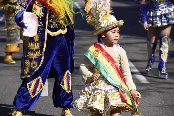 Un desfile multicultural por Carnaval toma las calles de Prosperidad con música,
