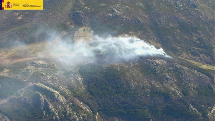 El Gobierno envía medios aéreos y brigadas forestales a los fuegos de Extremadur
