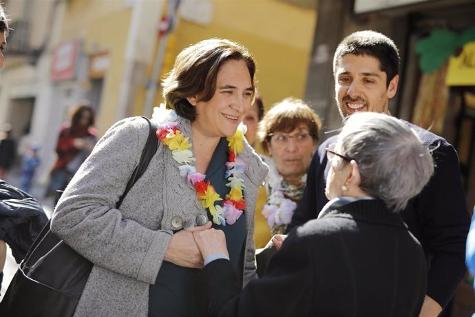 La alcaldesa de Barcelona, Ada Colau, en la Fiesta de la calle Gran de Sant Andr
