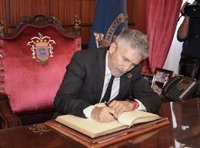 El ministro del Interior rechaza la propuesta del PP de considerar "inmigrantes económicos" a los MENA de 16 y 17 años