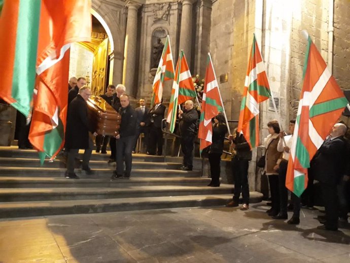 El PNV da su último adiós a Xabier Arzalluz en una misa funeral oficiada en Azko