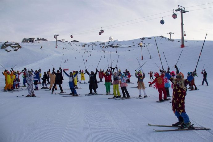 Esquiadores y snowboarders disfrazados participan en el tradicional descenso de 
