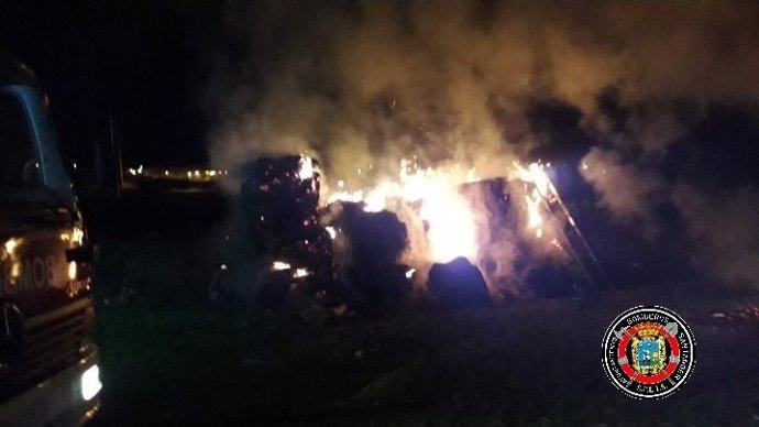 Sofocan de madrugada un fuego en pacas de paja y dos vehículos en Liencres