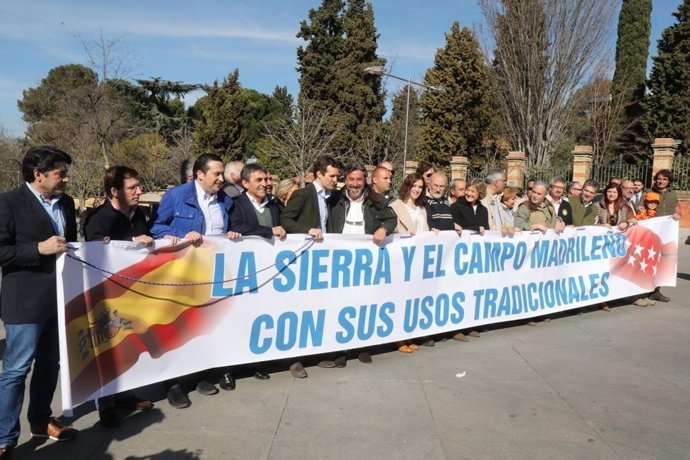 Ayuso y Casado apoyando a los municipios rurales