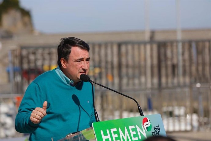 Esteban alerta de "galerna" en Madrid y dice que PNV es la "mejor tripulación an