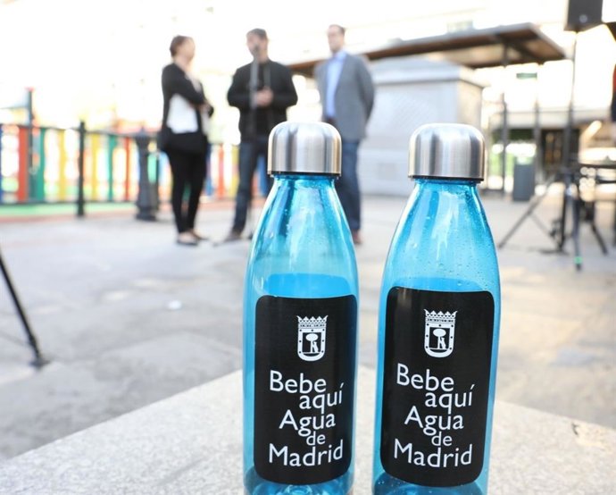 La Plaza de Santa Ana estrena la primera de las 284 fuentes que se quieren insta