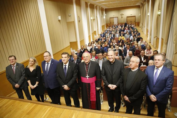 Córdoba.- El obispo destaca la labor de las cofradías por ser "una fuerza viva m