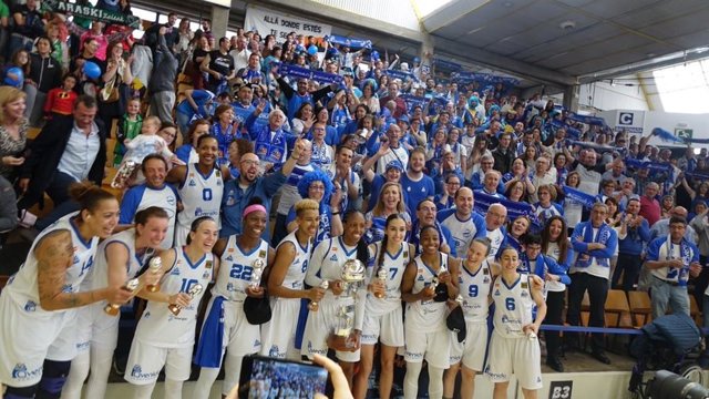 Las jugadoras del Perfumerías Avenida celebran su título en la Copa de la Reina