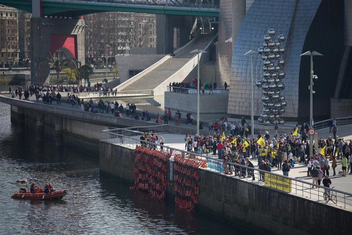 Despliegan en la ría de Bilbao un chaleco por cada una de las muertes en el Medi
