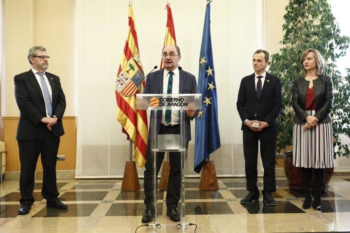 Lambán muestra su apoyo a López Otín y dice que es "víctima de una injusticia in