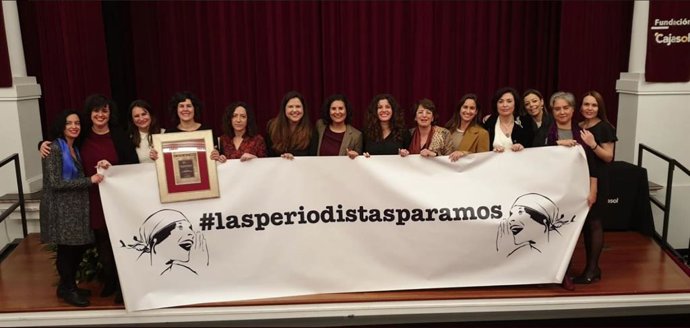 Periodistas con la pancarta de 'Las periodistas paramos'