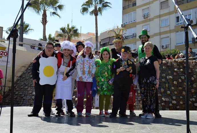 Cientos de almerienses participan en el desfile, concurso de disfraces y fiesta 