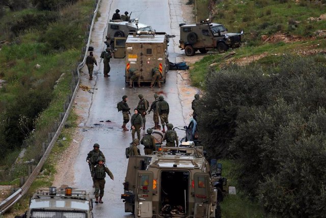 Las fuerzas israelíes matan a dos atacantes que han atropellado a varios militar