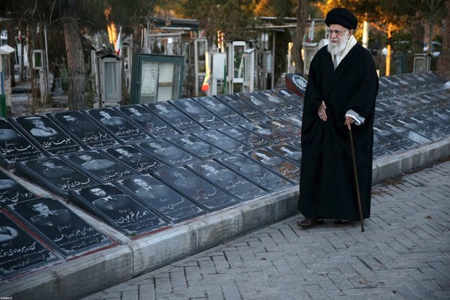 Jamenei en su vistia al mausoleo del ayatolá Ruholá Jomeini en Teherán