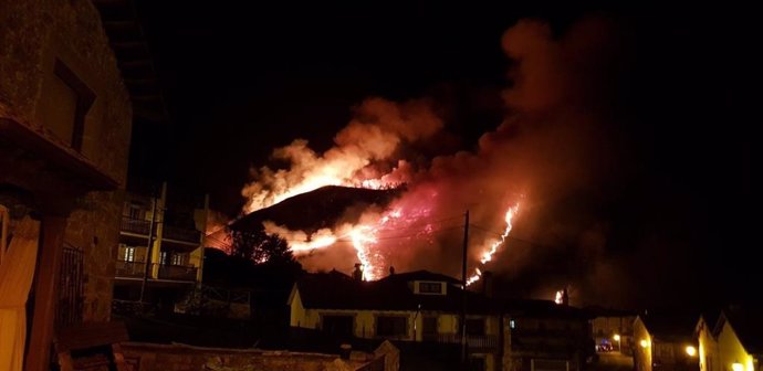 Activos 21 de los 61 incendios provocados de noche en Cantabria que obligaron a 