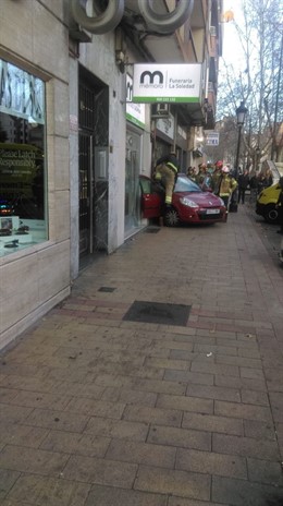 Imagen del vehículo empotrado en el escaparate del comercio