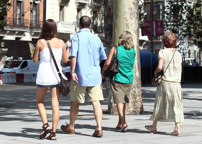 Familia paseando, paseo, verano, buen tiempo, calle