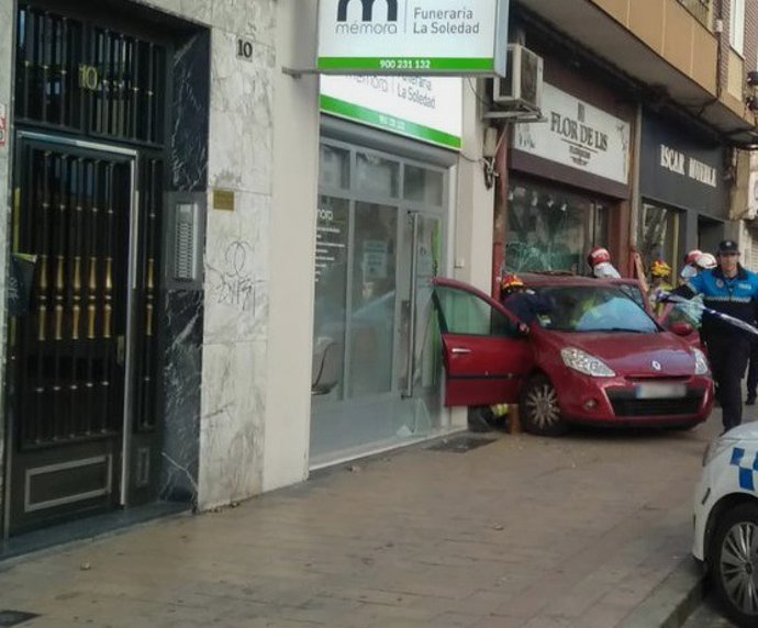 Un coche se empotra marcha atrás contra un escaparate y daña otra cristalera en 
