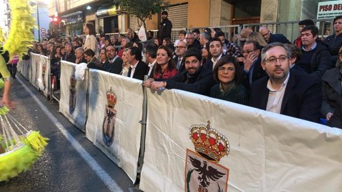 El presidente Fernando López Miras asiste al primer gran desfile de comparsas y 