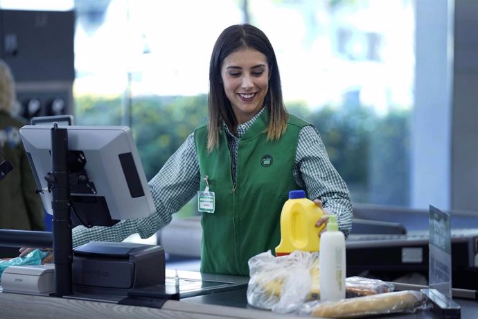 Mercadona invierte 29 millones en renovar los uniformes de sus trabajadores de t