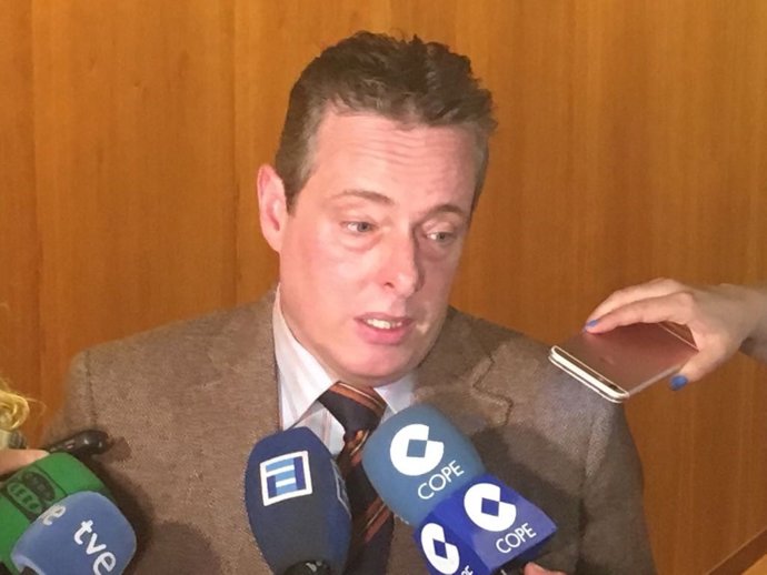 Marcelino Marcos Lídez atiende a los medios.