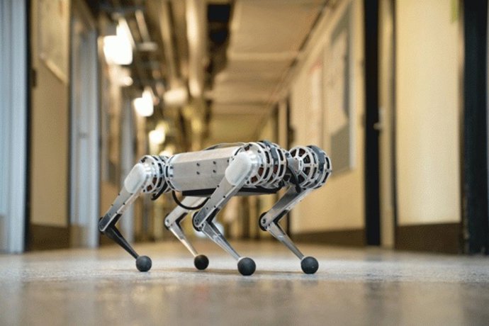 VÍDEO Un pequeño robot de cuatro patas consigue dar saltos mortales