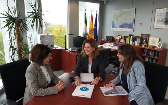 Reunión de Alicia Martínez, de la Consejería de Fomento, con responsables del Ay