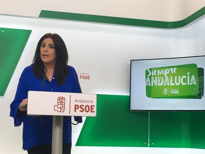 La portavoz del PSOE-A, Ángelez Férriz, en rueda de prensa
