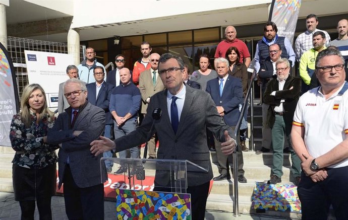 El alcalde de Murcia, José Ballesta, acompañado del concejal de Deportes y Salud