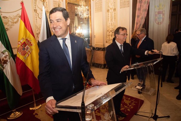 El presidente de la Junta, Juanma Moreno, se reúne con el presidente de la ciuda