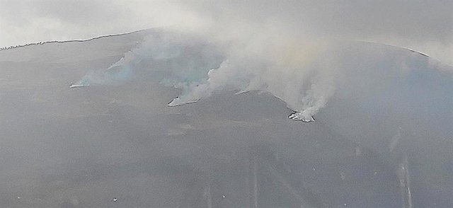 Tres helicópteros y 128 efectivos luchan contra los incendios en Cantabria, dond