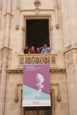 8M.- El Consell De Mallorca Penja Una Bandera En Commemoració Del Dia Internac