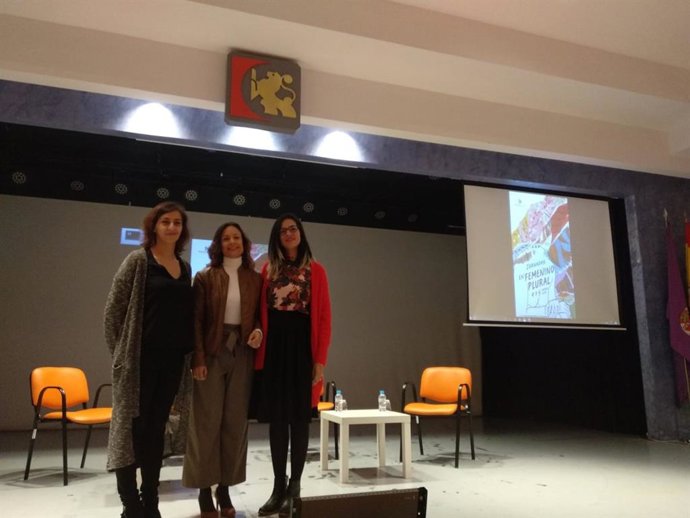 Guijarro (centro) en la inauguración de 'En femenino plural'