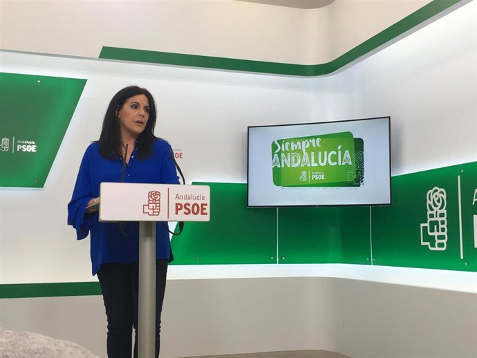 La portavoz de los socialistas andaluces, Ángeles Férriz, en rueda de prensa